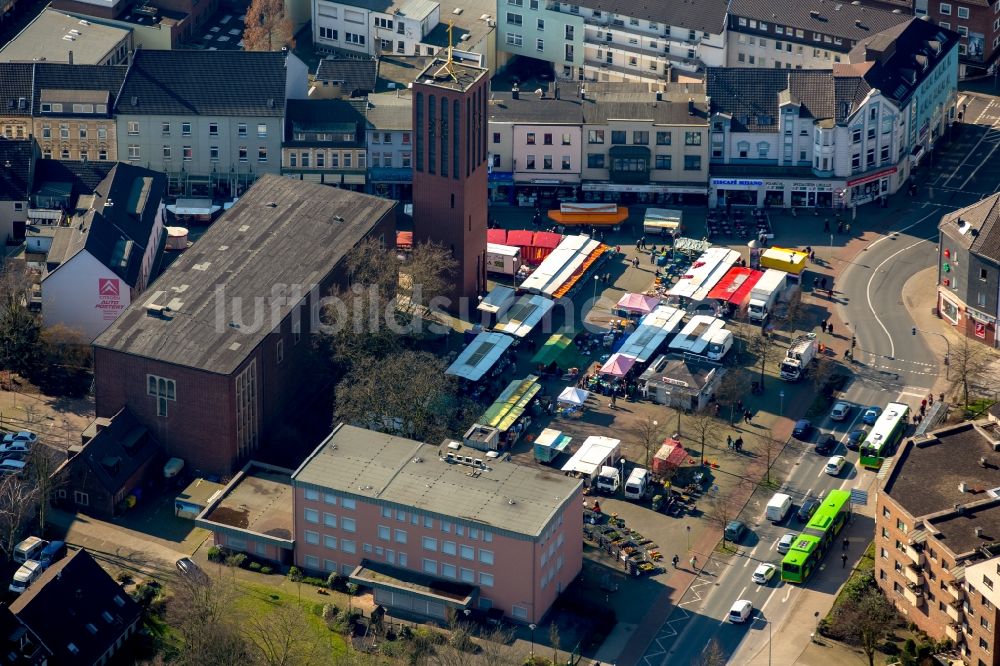 Luftbild Oberhausen - Verkaufs- und Imbißstände und Handelsbuden auf dem Marktplatz Großer Markt an der Propsteikirche St.Clemens im Stadtteil Sterkrade in Oberhausen im Bundesland Nordrhein-Westfalen