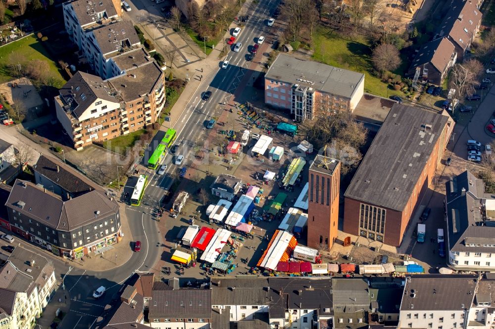 Luftbild Oberhausen - Verkaufs- und Imbißstände und Handelsbuden auf dem Marktplatz Großer Markt an der Propsteikirche St.Clemens im Stadtteil Sterkrade in Oberhausen im Bundesland Nordrhein-Westfalen