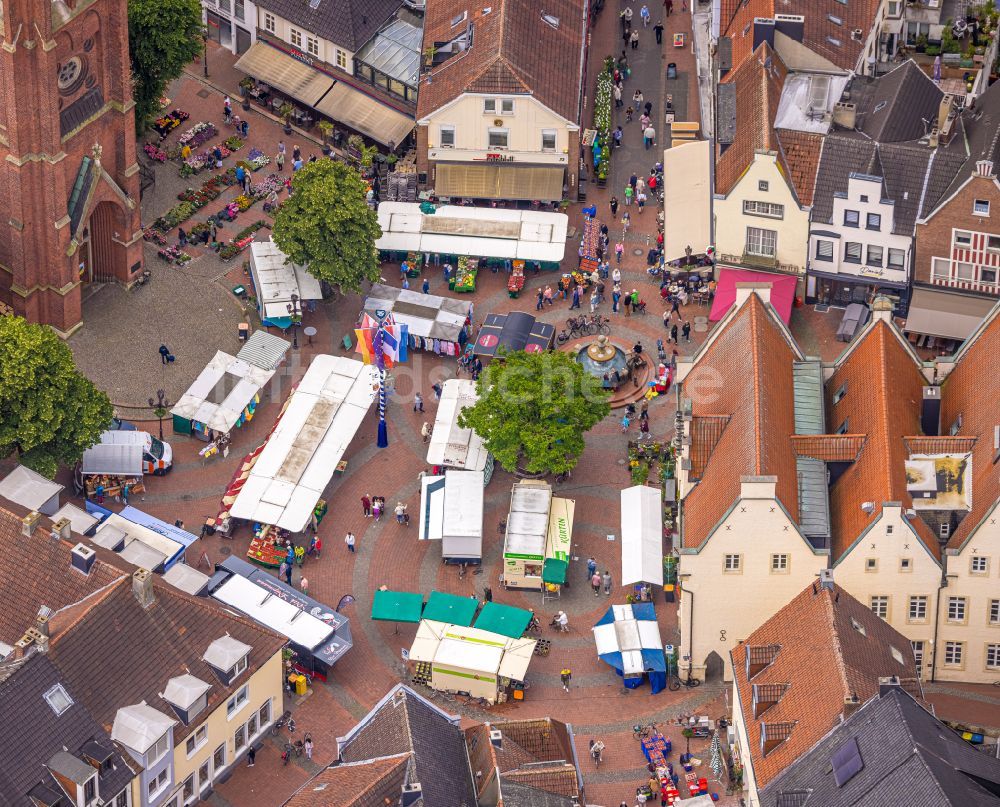 Haltern am See aus der Vogelperspektive: Verkaufs- und Imbissstände und Handelsbuden auf dem Marktplatz in Haltern am See im Bundesland Nordrhein-Westfalen, Deutschland