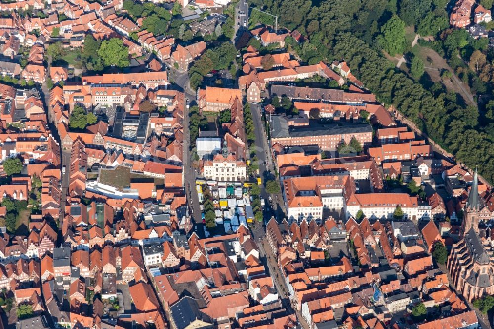 Lüneburg aus der Vogelperspektive: Verkaufs- und Imbißstände und Handelsbuden am Marktplatz in Lüneburg im Bundesland Niedersachsen, Deutschland