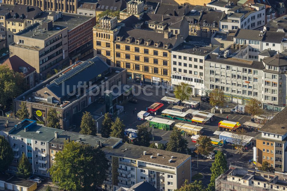 Gelsenkirchen von oben - Verkaufs- und Imbißstände und Handelsbuden auf dem Marktplatz am Rathaus des Innenstadt- Zentrums in Gelsenkirchen im Bundesland Nordrhein-Westfalen