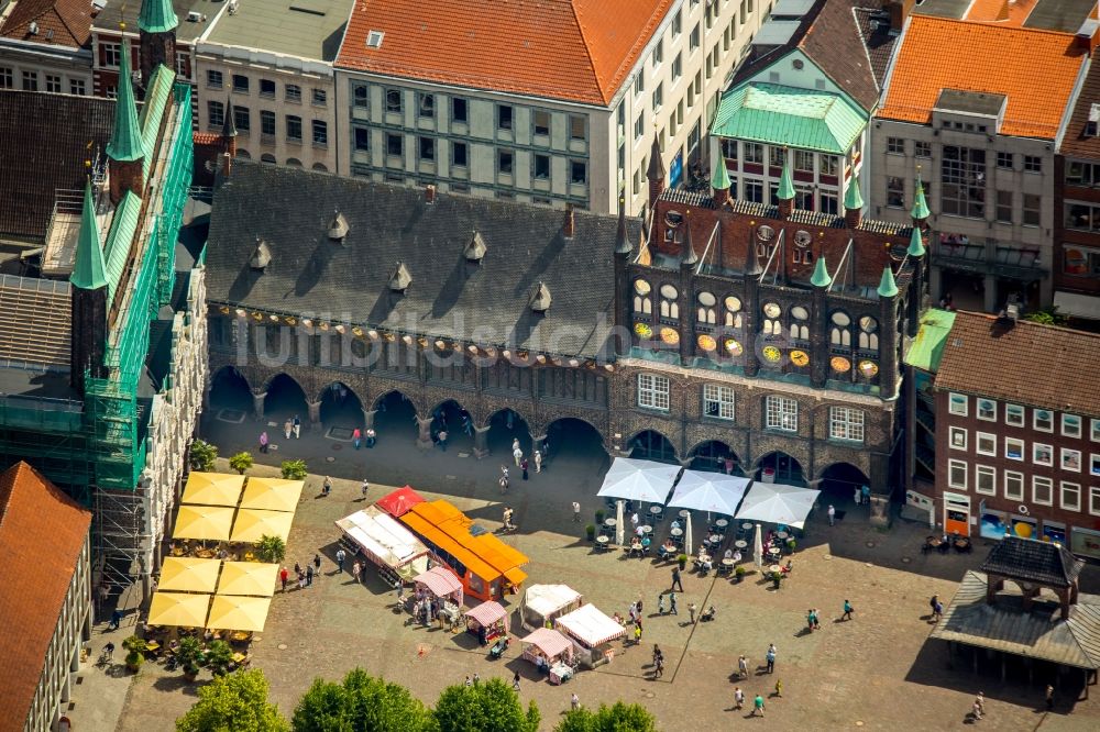 Lübeck von oben - Verkaufs- und Imbißstände und Handelsbuden auf dem Marktplatz am Rathaus des Innenstadt- Zentrums in Lübeck im Bundesland Schleswig-Holstein