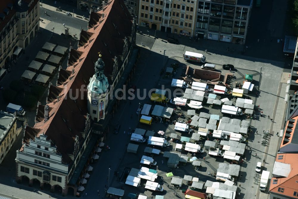 Luftbild Leipzig - Verkaufs- und Imbißstände und Handelsbuden auf dem Marktplatz am Rathaus des Innenstadt- Zentrums in Leipzig im Bundesland Sachsen