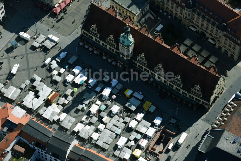 Leipzig aus der Vogelperspektive: Verkaufs- und Imbißstände und Handelsbuden auf dem Marktplatz am Rathaus des Innenstadt- Zentrums in Leipzig im Bundesland Sachsen