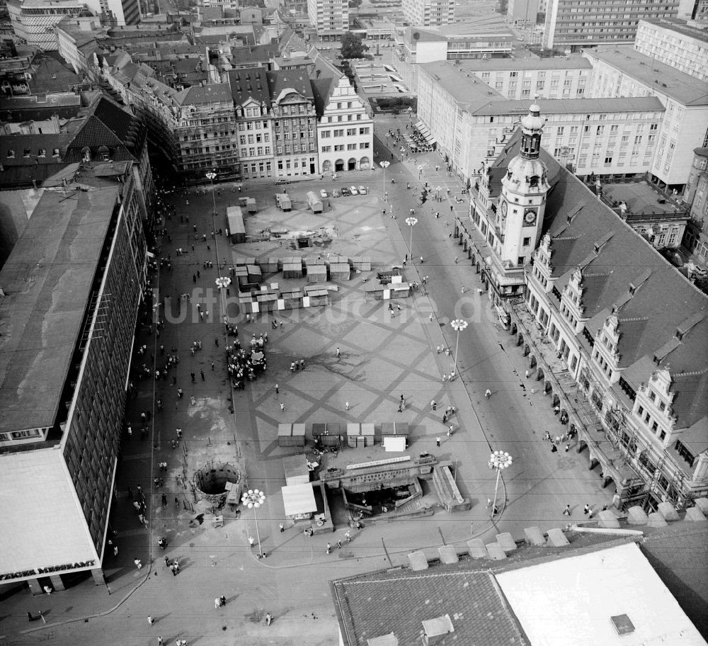 Luftbild Leipzig - Verkaufs- und Imbißstände und Handelsbuden auf dem Marktplatz am Rathaus des Innenstadt- Zentrums in Leipzig im Bundesland Sachsen