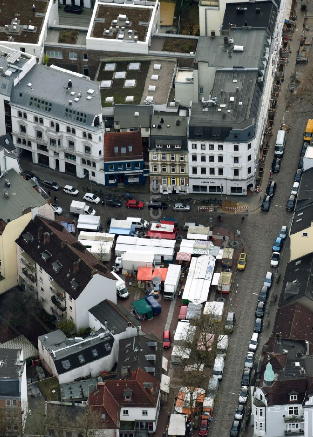 Luftbild Hamburg - Verkaufs- und Imbißstände und Handelsbuden auf dem Marktplatz am Rathaus des Innenstadt- Zentrums im Ortsteil Altona in Hamburg