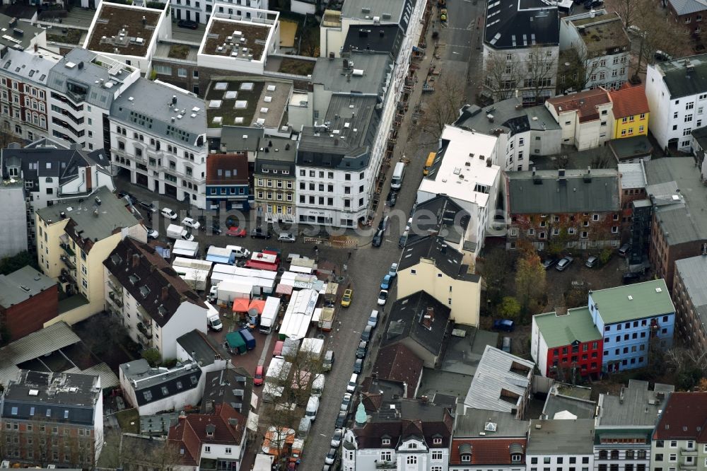 Luftaufnahme Hamburg - Verkaufs- und Imbißstände und Handelsbuden auf dem Marktplatz am Rathaus des Innenstadt- Zentrums im Ortsteil Altona in Hamburg