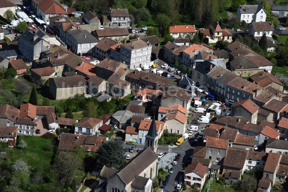 Piégut-Pluviers aus der Vogelperspektive: Verkaufs- und Imbißstände und Handelsbuden auf dem Marktplatz am Rathaus des Innenstadt- Zentrums in Piégut-Pluviers in Aquitaine Limousin Poitou-Charentes, Frankreich