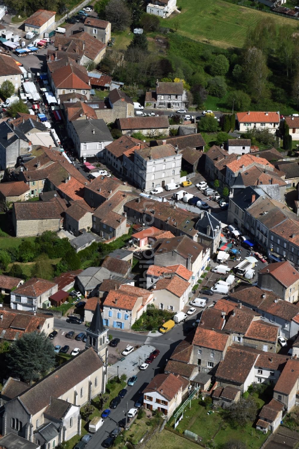 Piégut-Pluviers aus der Vogelperspektive: Verkaufs- und Imbißstände und Handelsbuden auf dem Marktplatz am Rathaus des Innenstadt- Zentrums in Piégut-Pluviers in Aquitaine Limousin Poitou-Charentes, Frankreich