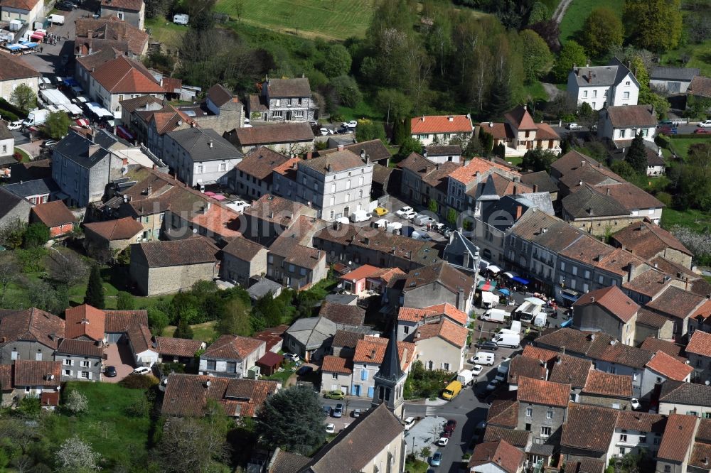 Luftbild Piégut-Pluviers - Verkaufs- und Imbißstände und Handelsbuden auf dem Marktplatz am Rathaus des Innenstadt- Zentrums in Piégut-Pluviers in Aquitaine Limousin Poitou-Charentes, Frankreich