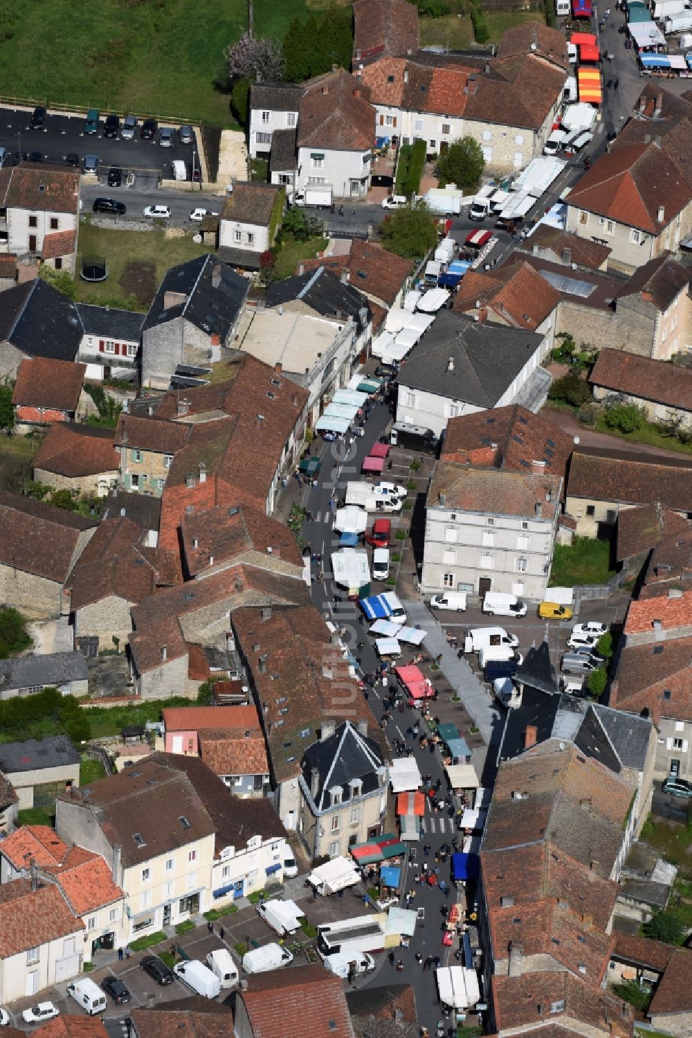 Luftaufnahme Piégut-Pluviers - Verkaufs- und Imbißstände und Handelsbuden auf dem Marktplatz am Rathaus des Innenstadt- Zentrums in Piégut-Pluviers in Aquitaine Limousin Poitou-Charentes, Frankreich