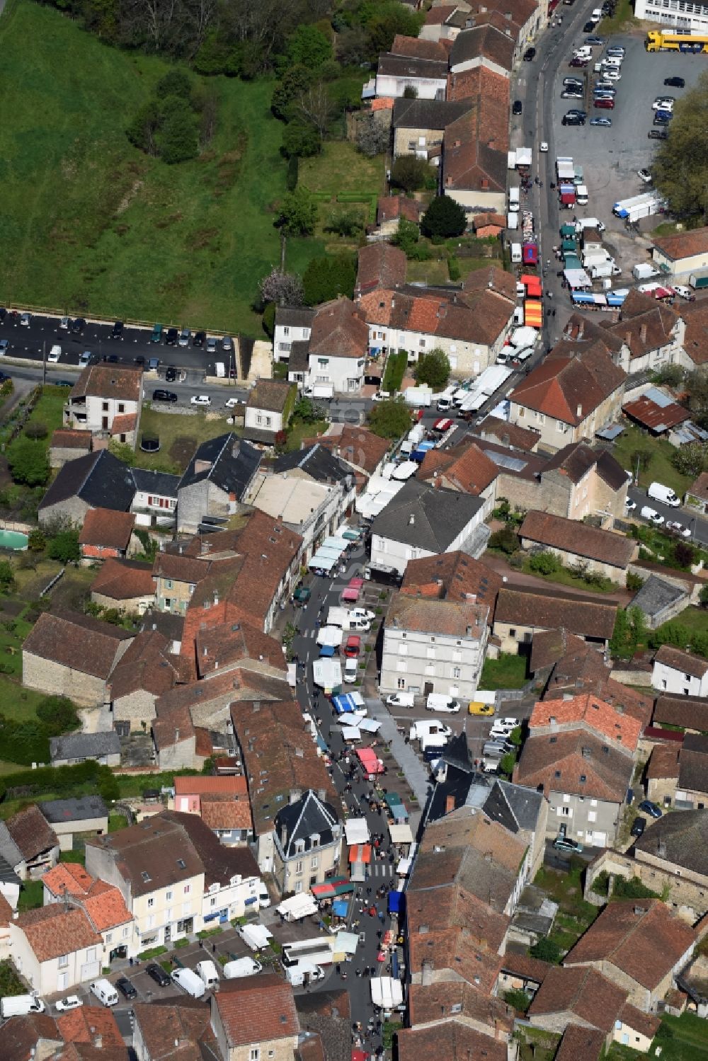 Piégut-Pluviers von oben - Verkaufs- und Imbißstände und Handelsbuden auf dem Marktplatz am Rathaus des Innenstadt- Zentrums in Piégut-Pluviers in Aquitaine Limousin Poitou-Charentes, Frankreich