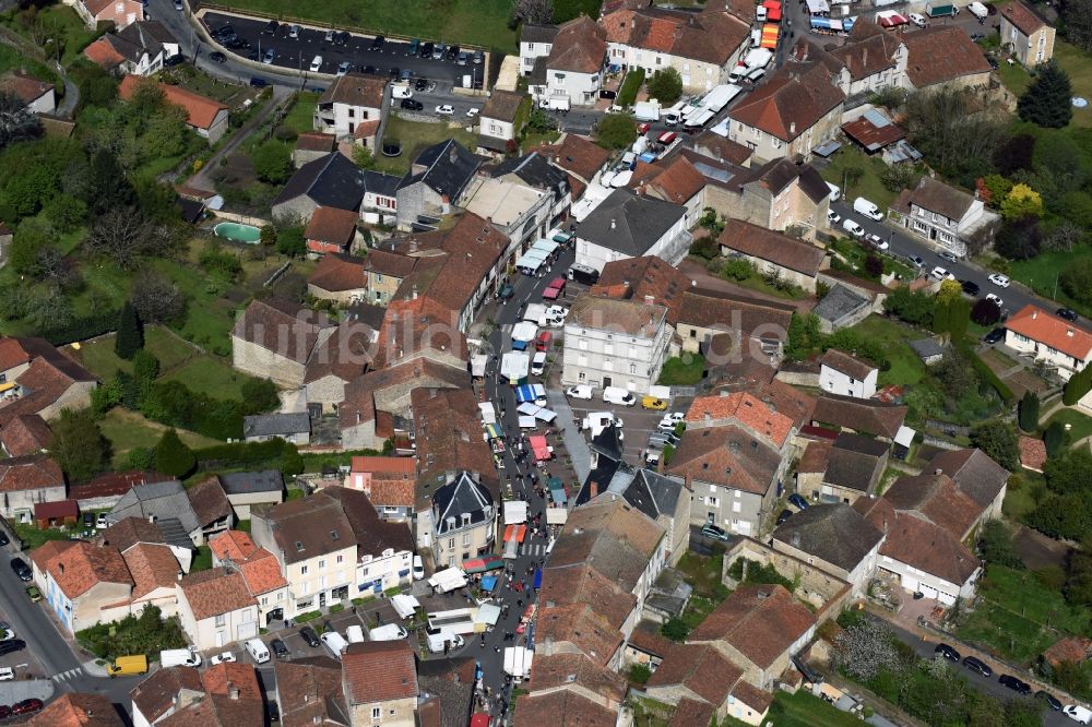 Piégut-Pluviers aus der Vogelperspektive: Verkaufs- und Imbißstände und Handelsbuden auf dem Marktplatz am Rathaus des Innenstadt- Zentrums in Piégut-Pluviers in Aquitaine Limousin Poitou-Charentes, Frankreich