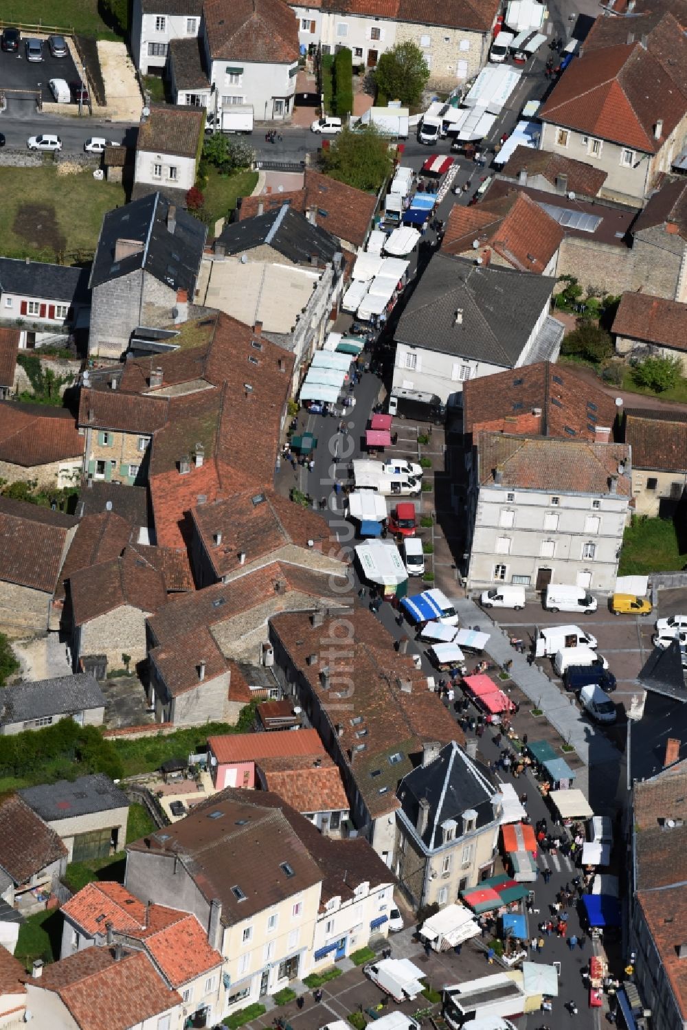 Luftbild Piégut-Pluviers - Verkaufs- und Imbißstände und Handelsbuden auf dem Marktplatz am Rathaus des Innenstadt- Zentrums in Piégut-Pluviers in Aquitaine Limousin Poitou-Charentes, Frankreich