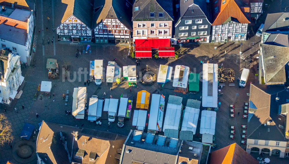 Luftaufnahme Unna - Verkaufs- und Imbissstände und Handelsbuden auf dem Marktplatz in Unna im Bundesland Nordrhein-Westfalen, Deutschland