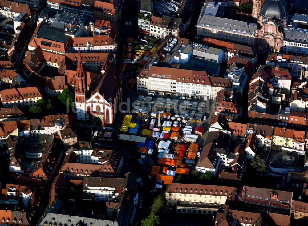 Luftbild Würzburg - Verkaufs- und Imbißstände und Handelsbuden am Marktplatz in Würzburg im Bundesland Bayern, Deutschland