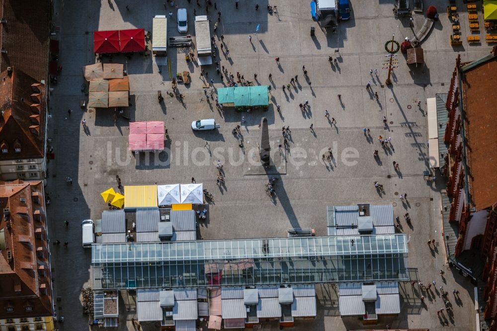 Luftbild Würzburg - Verkaufs- und Imbißstände und Handelsbuden am Marktplatz in Würzburg im Bundesland Bayern, Deutschland