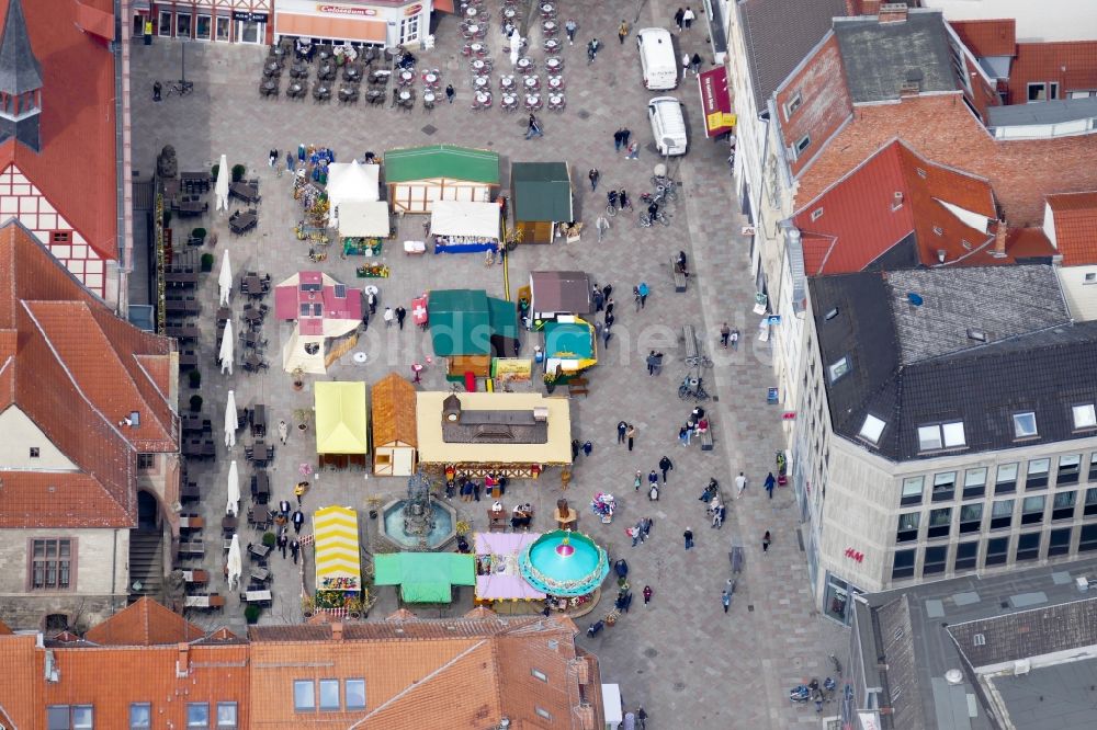 Göttingen von oben - Verkaufs- und Imbißstände und Handelsbuden Ostermarkt in Göttingen im Bundesland Niedersachsen, Deutschland