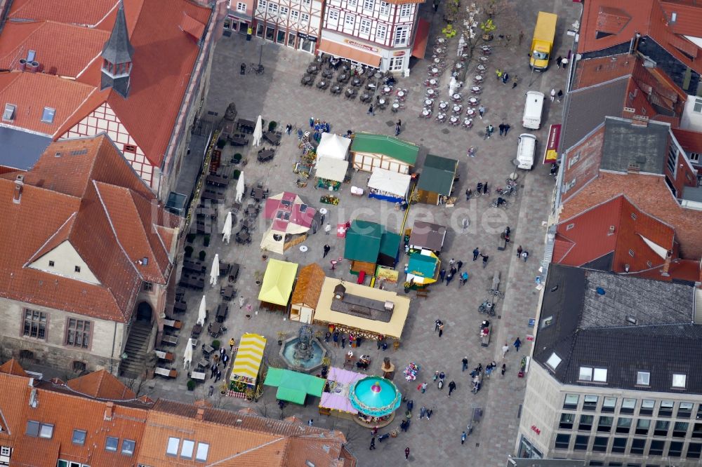 Göttingen aus der Vogelperspektive: Verkaufs- und Imbißstände und Handelsbuden Ostermarkt in Göttingen im Bundesland Niedersachsen, Deutschland