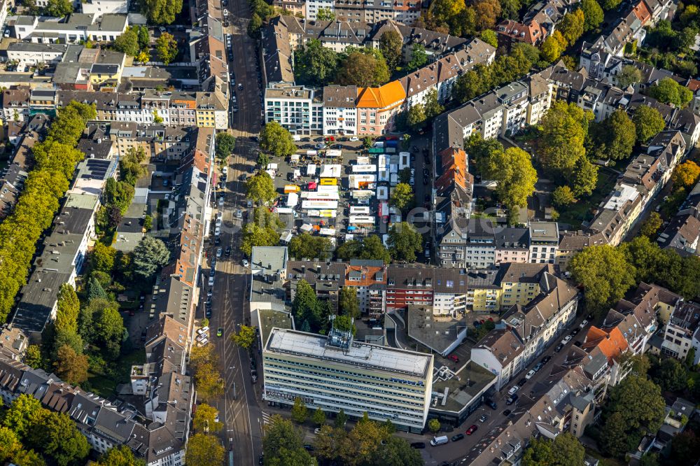 Essen aus der Vogelperspektive: Verkaufs- und Imbißstände und Handelsbuden Rüttenscheider Platz im Ortsteil Stadtbezirke II in Essen im Bundesland Nordrhein-Westfalen