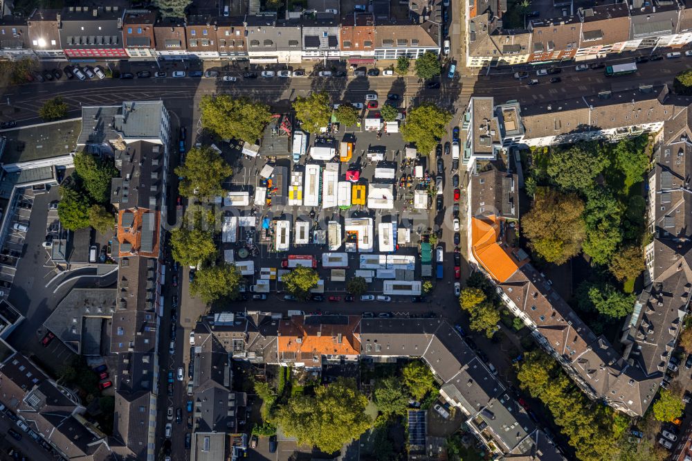 Luftaufnahme Essen - Verkaufs- und Imbißstände und Handelsbuden Rüttenscheider Platz im Ortsteil Stadtbezirke II in Essen im Bundesland Nordrhein-Westfalen