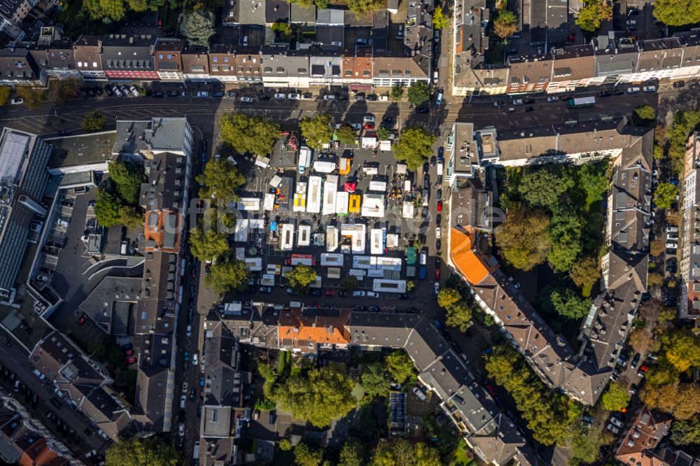 Essen aus der Vogelperspektive: Verkaufs- und Imbißstände und Handelsbuden Rüttenscheider Platz im Ortsteil Stadtbezirke II in Essen im Bundesland Nordrhein-Westfalen