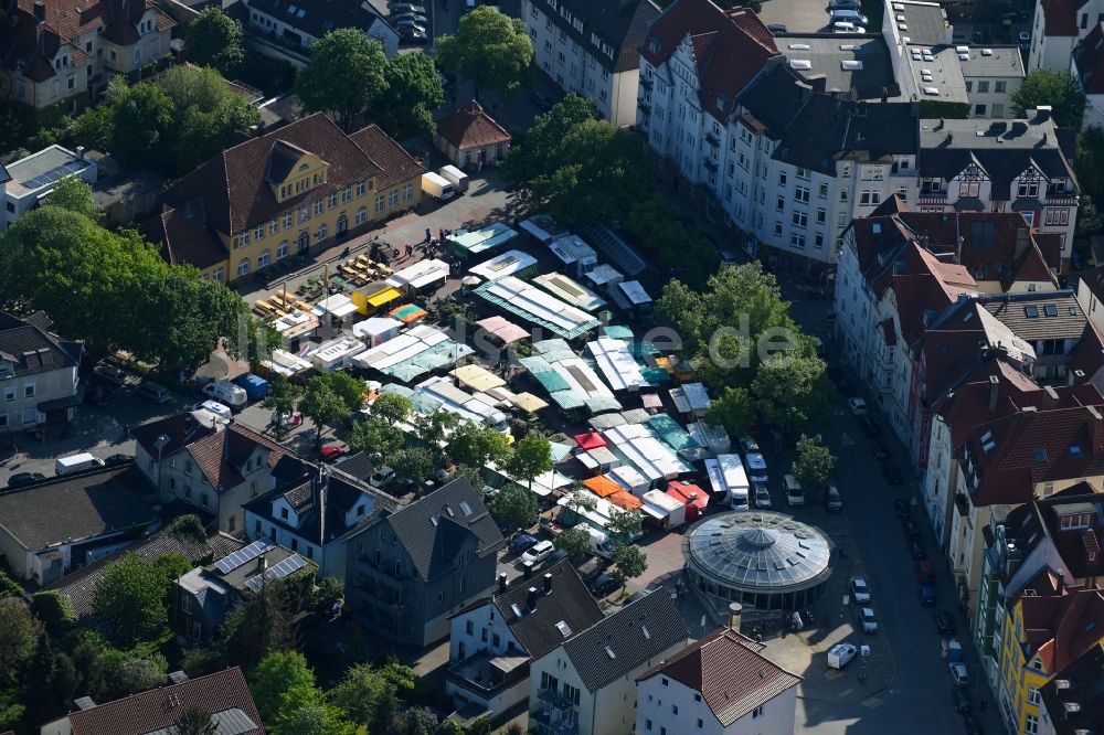 Bielefeld aus der Vogelperspektive: Verkaufs- und Imbißstände und Handelsbuden auf dem Siegfriedplatz in Bielefeld im Bundesland Nordrhein-Westfalen, Deutschland