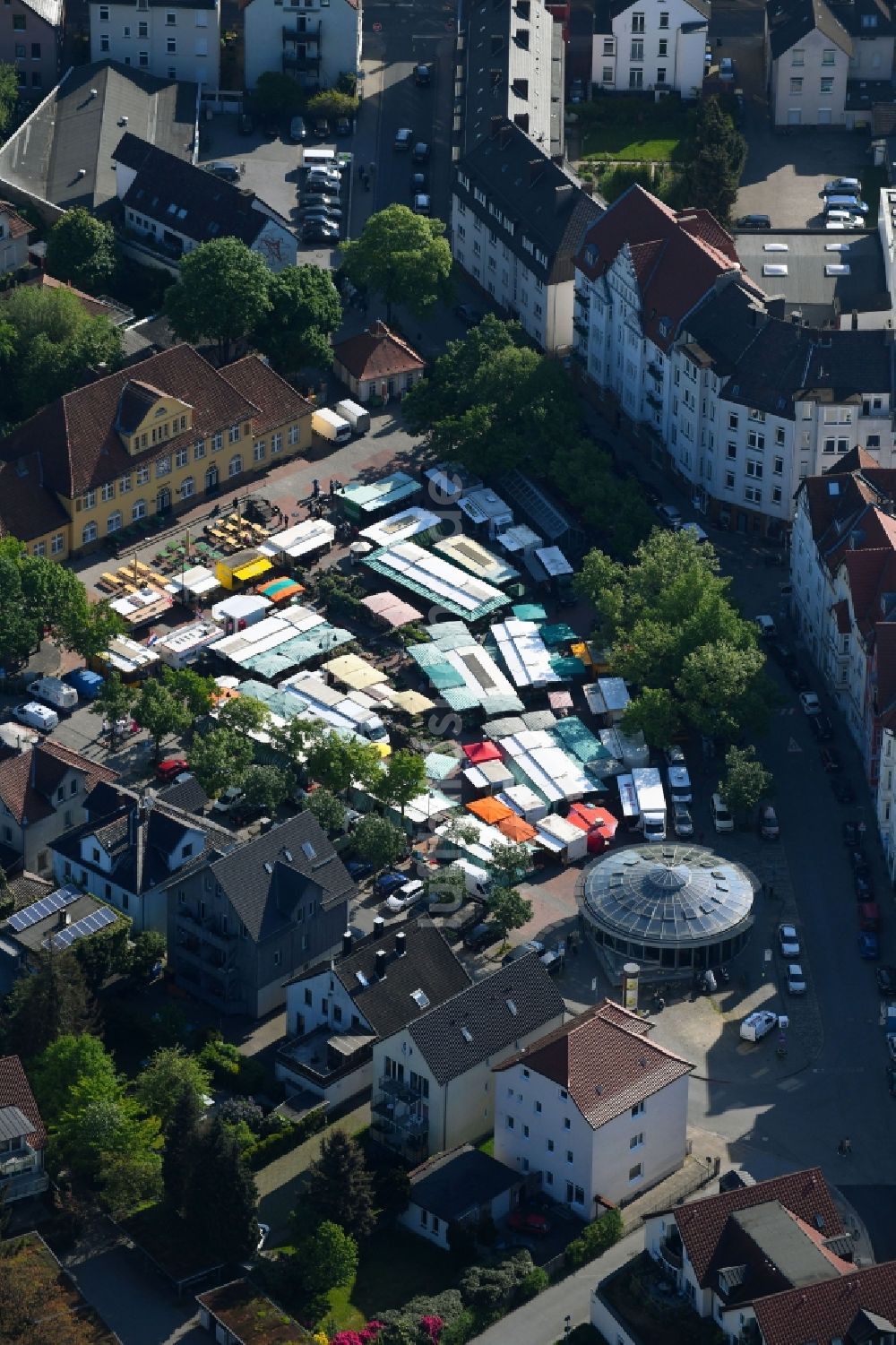 Luftbild Bielefeld - Verkaufs- und Imbißstände und Handelsbuden auf dem Siegfriedplatz in Bielefeld im Bundesland Nordrhein-Westfalen, Deutschland