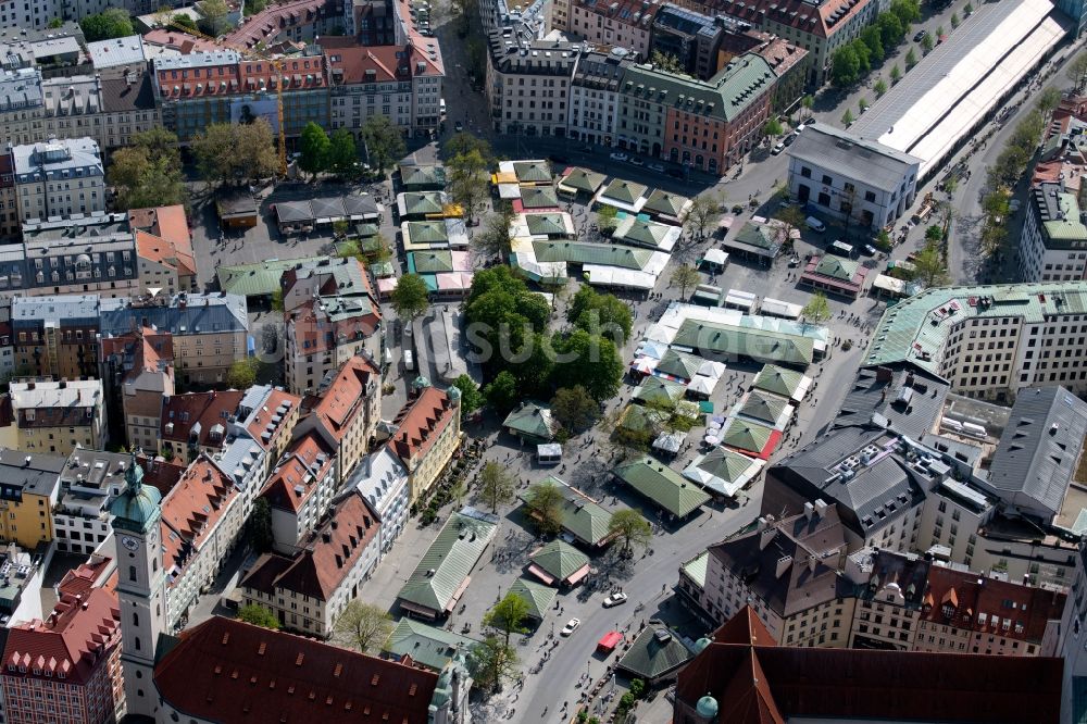 Luftbild München - Verkaufs- und Imbissstände und Handelsbuden auf dem Viktualienmarkt in München im Bundesland Bayern, Deutschland