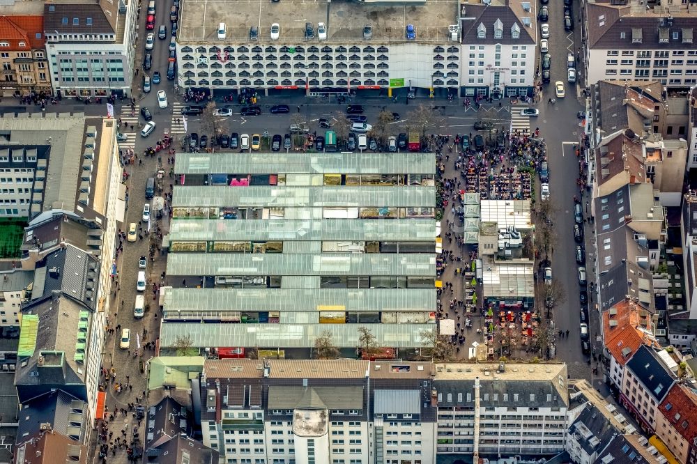 Luftaufnahme Düsseldorf - Verkaufs- und Imbißstände und Handelsbuden auf dem Wochenmarkt am Carlsplatz in der Altstadt von Düsseldorf im Bundesland Nordrhein-Westfalen