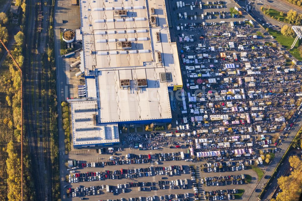 Duisburg von oben - Verkaufsstände und Besucher des Trödelmarktes und Flohmarktes in Duisburg im Bundesland Nordrhein-Westfalen, Deutschland