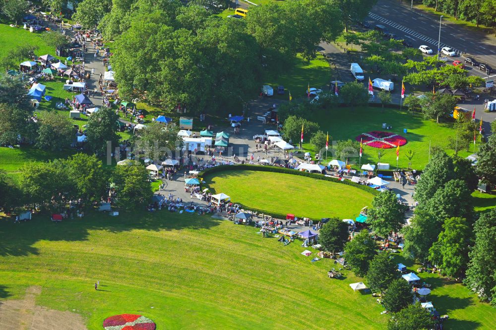 Bonn von oben - Verkaufsstände und Besucher des Trödelmarktes und Flohmarktes im Freizeitpark Rheinaue in Bonn im Bundesland Nordrhein-Westfalen, Deutschland