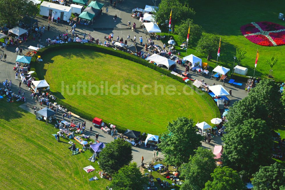 Luftaufnahme Bonn - Verkaufsstände und Besucher des Trödelmarktes und Flohmarktes im Freizeitpark Rheinaue in Bonn im Bundesland Nordrhein-Westfalen, Deutschland