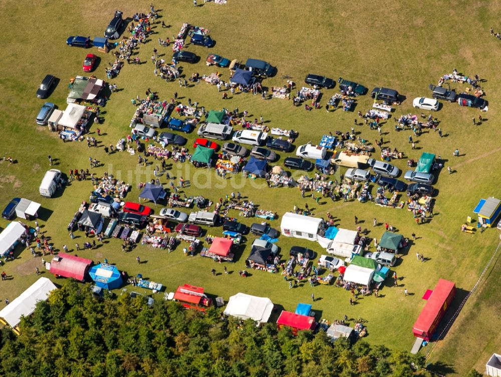 Duisburg von oben - Verkaufsstände und Besucher des Trödelmarktes und Flohmarktes auf dem Gelände Rhein-Park in Duisburg im Bundesland Nordrhein-Westfalen