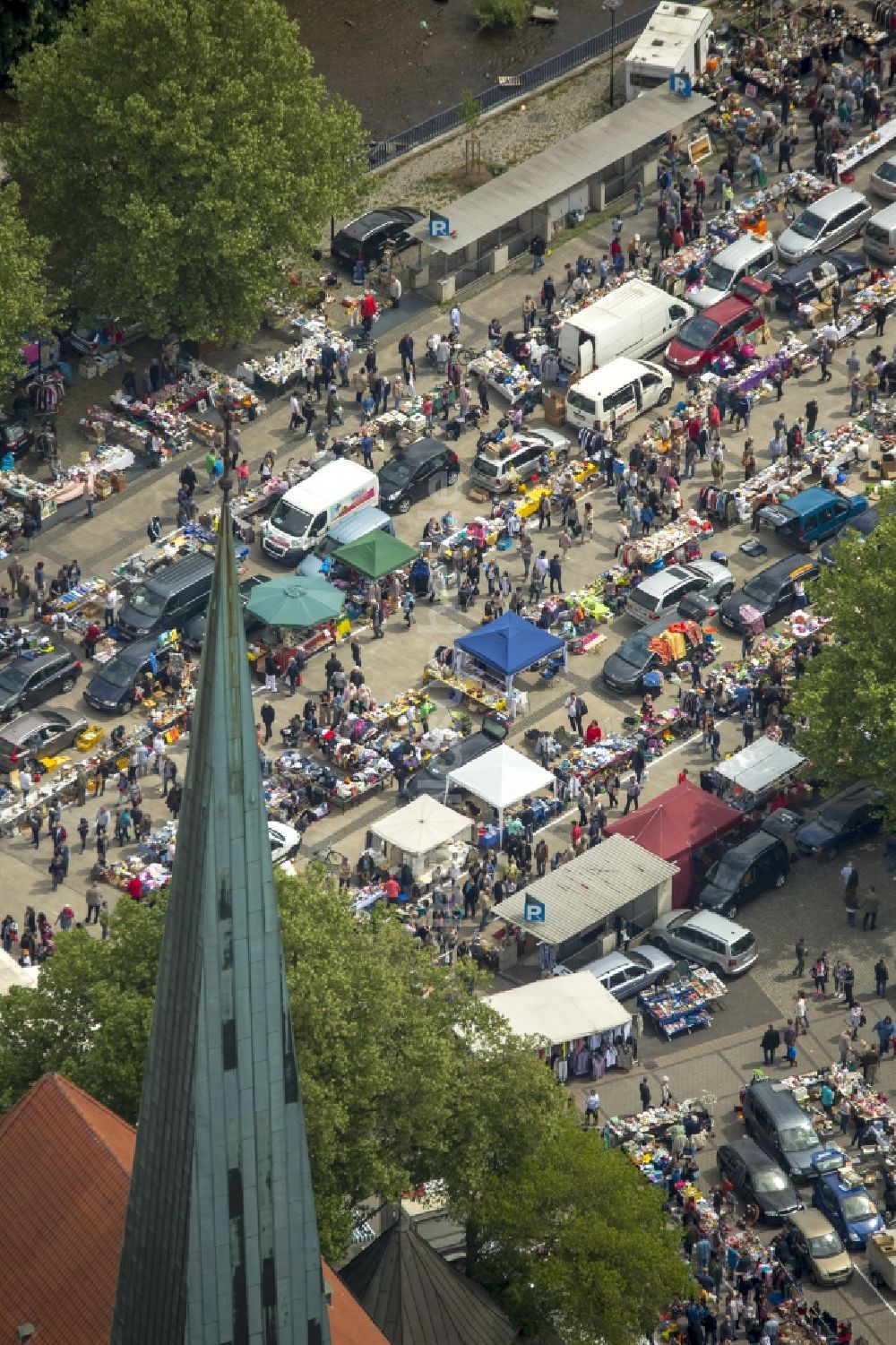 Hagen aus der Vogelperspektive: Verkaufsstände und Besucher des Trödelmarktes und Flohmarktes in Hagen im Bundesland Nordrhein-Westfalen