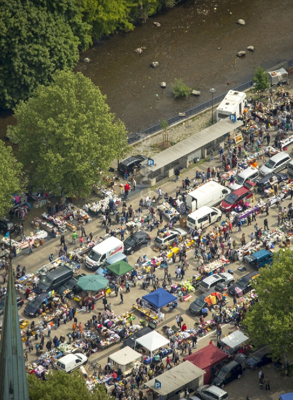 Luftbild Hagen - Verkaufsstände und Besucher des Trödelmarktes und Flohmarktes in Hagen im Bundesland Nordrhein-Westfalen