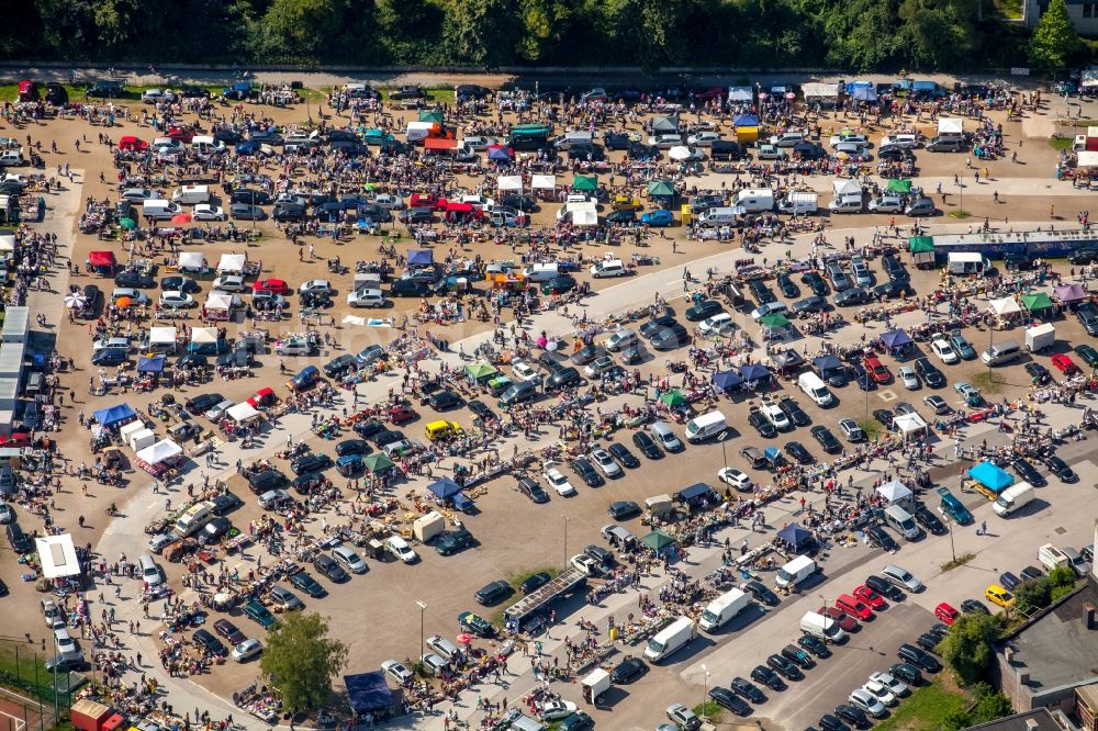 Essen von oben - Verkaufsstände und Besucher des Trödelmarktes und Flohmarktes und Kindertrödelmarkt zum Sommerfest an der Gruga in Essen im Bundesland Nordrhein-Westfalen