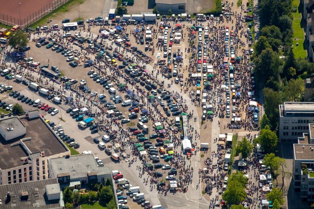 Essen aus der Vogelperspektive: Verkaufsstände und Besucher des Trödelmarktes und Flohmarktes und Kindertrödelmarkt zum Sommerfest an der Gruga in Essen im Bundesland Nordrhein-Westfalen