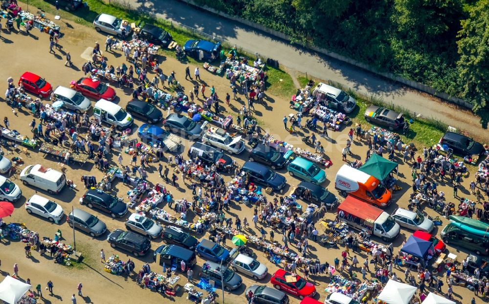 Luftbild Essen - Verkaufsstände und Besucher des Trödelmarktes und Flohmarktes und Kindertrödelmarkt zum Sommerfest an der Gruga in Essen im Bundesland Nordrhein-Westfalen