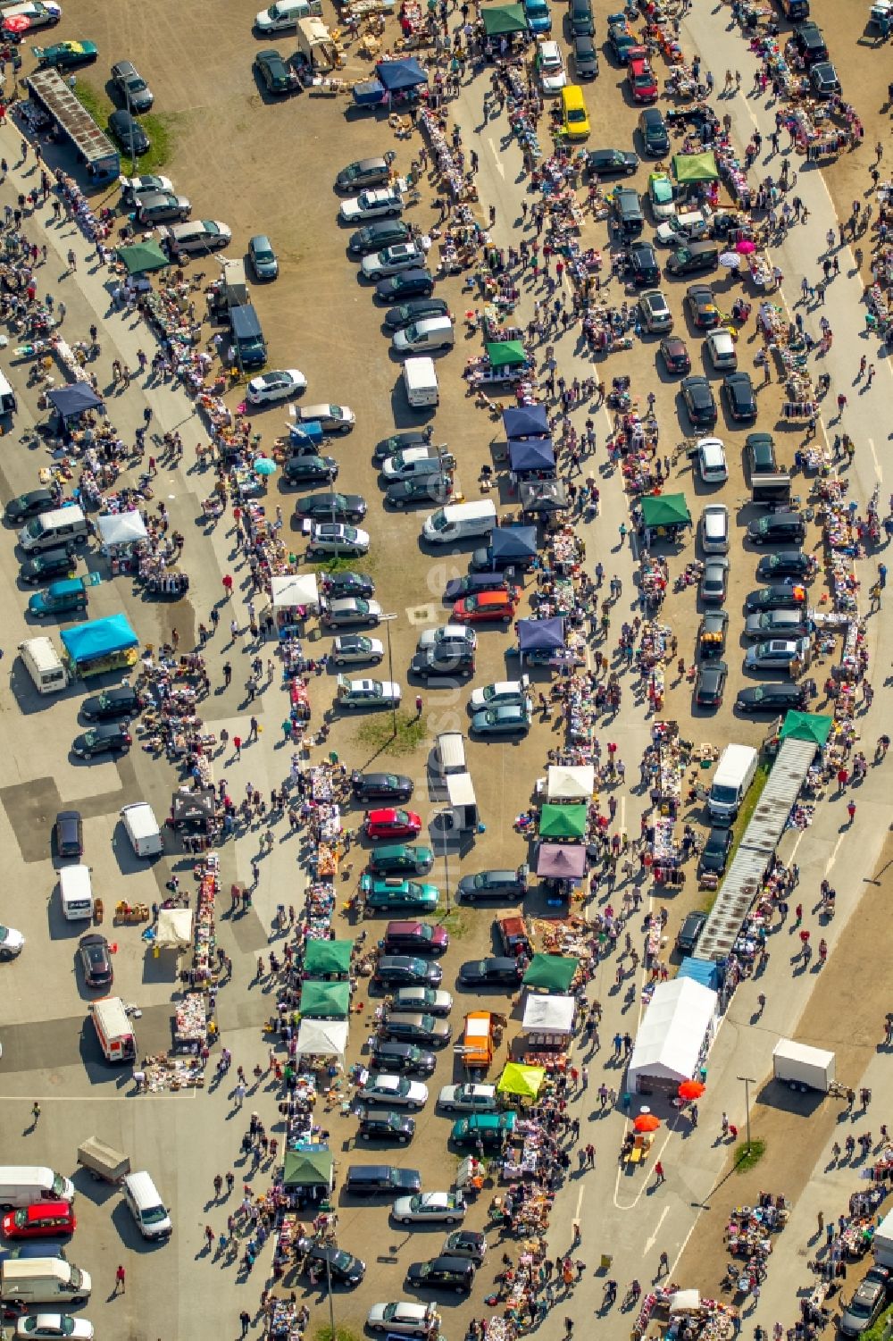 Essen von oben - Verkaufsstände und Besucher des Trödelmarktes und Flohmarktes und Kindertrödelmarkt zum Sommerfest an der Gruga in Essen im Bundesland Nordrhein-Westfalen