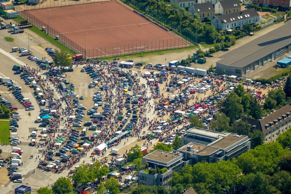 Luftbild Essen - Verkaufsstände und Besucher des Trödelmarktes und Flohmarktes und Kindertrödelmarkt zum Sommerfest an der Gruga in Essen im Bundesland Nordrhein-Westfalen