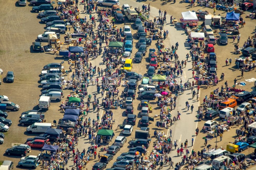 Luftaufnahme Essen - Verkaufsstände und Besucher des Trödelmarktes und Flohmarktes und Kindertrödelmarkt zum Sommerfest an der Gruga in Essen im Bundesland Nordrhein-Westfalen