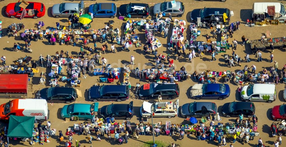 Essen von oben - Verkaufsstände und Besucher des Trödelmarktes und Flohmarktes und Kindertrödelmarkt zum Sommerfest an der Gruga in Essen im Bundesland Nordrhein-Westfalen