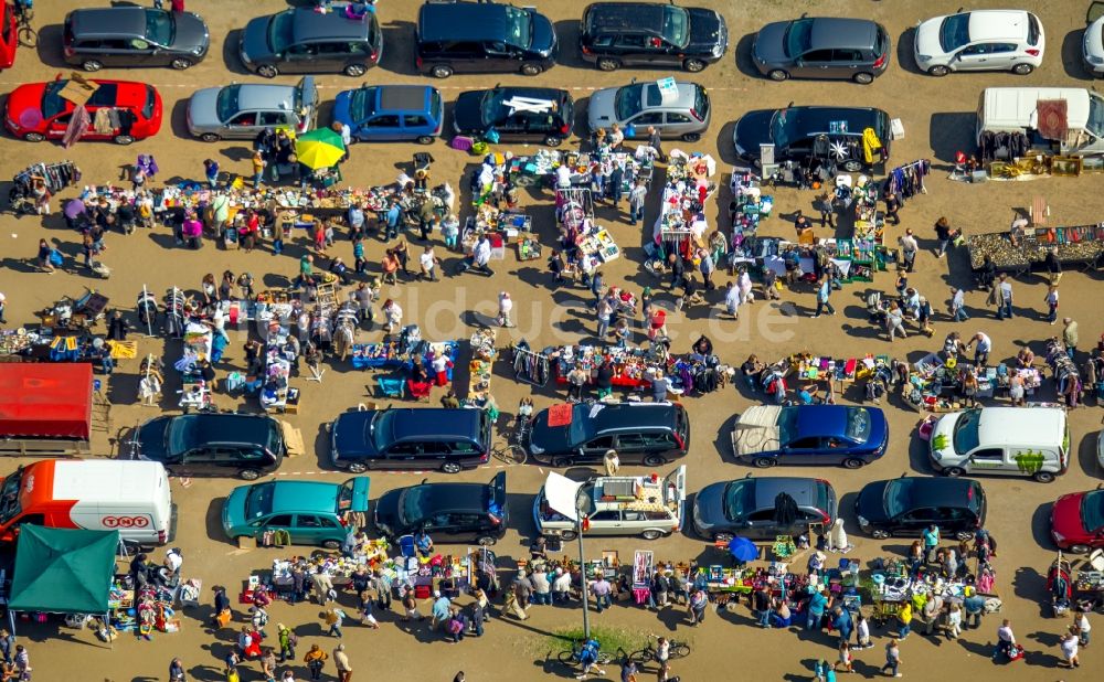 Luftbild Essen - Verkaufsstände und Besucher des Trödelmarktes und Flohmarktes und Kindertrödelmarkt zum Sommerfest an der Gruga in Essen im Bundesland Nordrhein-Westfalen