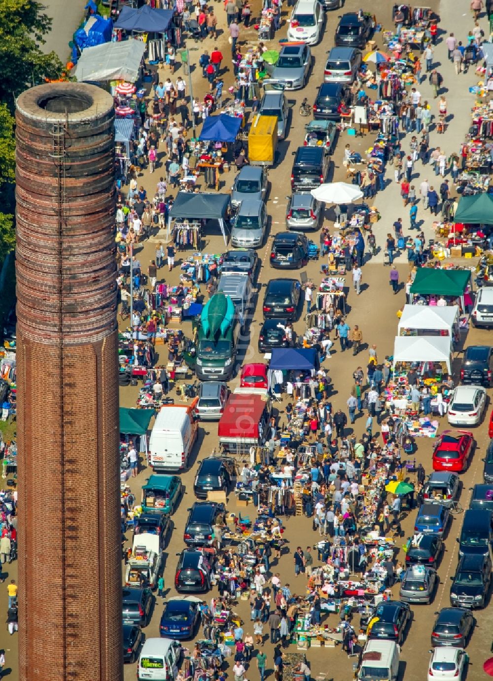 Essen von oben - Verkaufsstände und Besucher des Trödelmarktes und Flohmarktes und Kindertrödelmarkt zum Sommerfest an der Gruga in Essen im Bundesland Nordrhein-Westfalen