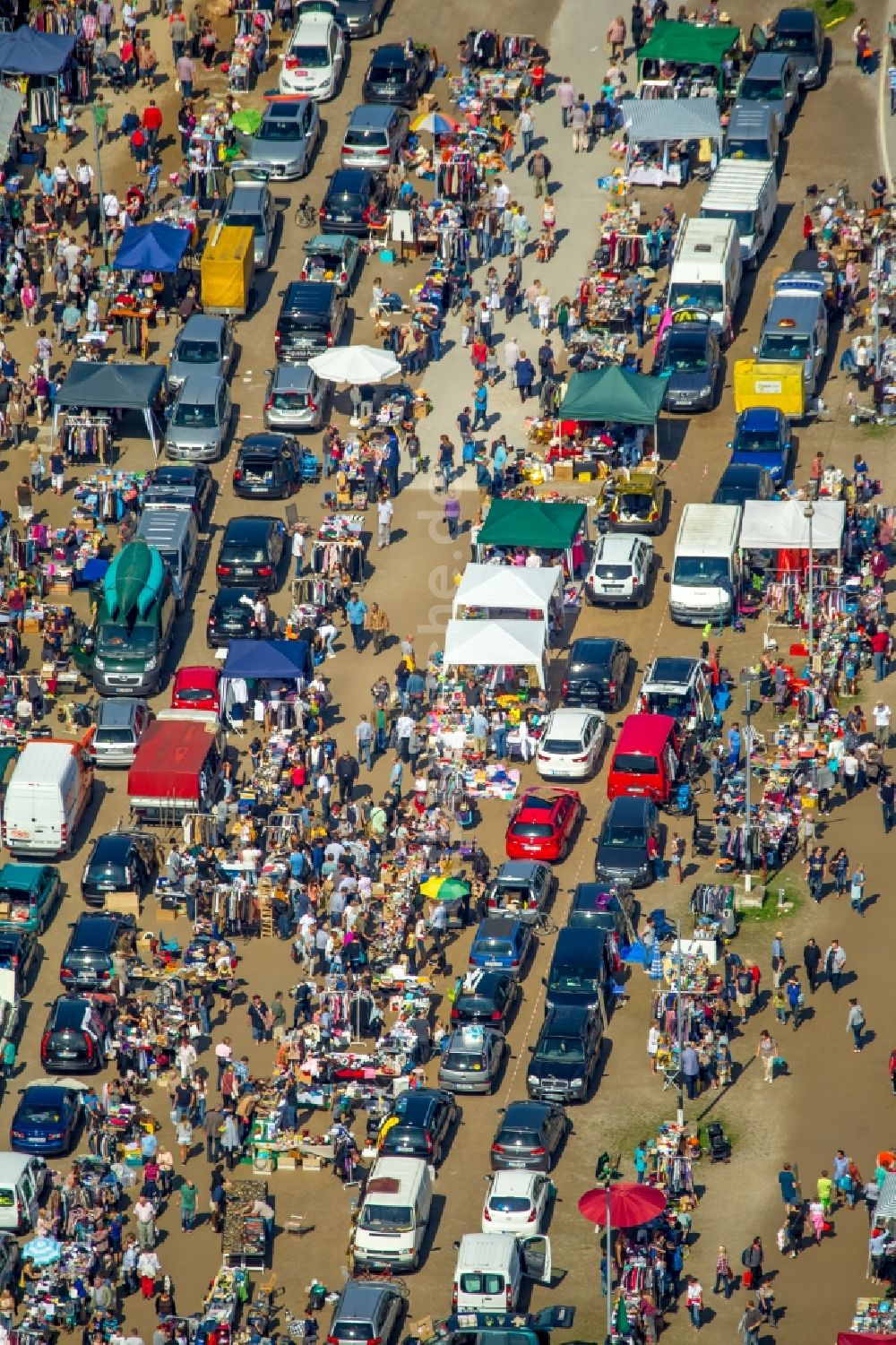 Essen aus der Vogelperspektive: Verkaufsstände und Besucher des Trödelmarktes und Flohmarktes und Kindertrödelmarkt zum Sommerfest an der Gruga in Essen im Bundesland Nordrhein-Westfalen