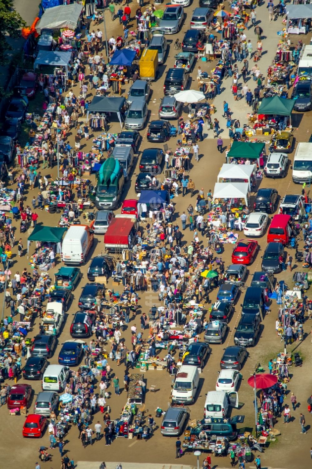 Luftbild Essen - Verkaufsstände und Besucher des Trödelmarktes und Flohmarktes und Kindertrödelmarkt zum Sommerfest an der Gruga in Essen im Bundesland Nordrhein-Westfalen