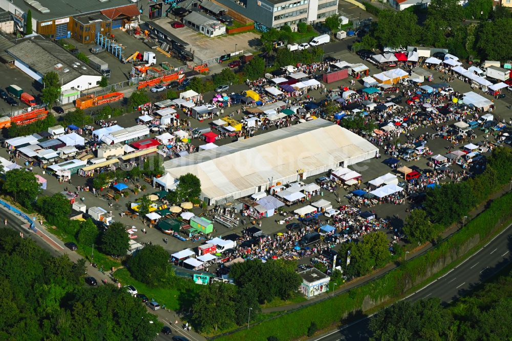 Düsseldorf von oben - Verkaufsstände und Besucher des Trödelmarktes und Flohmarktes im Ortsteil Bilk in Düsseldorf im Bundesland Nordrhein-Westfalen, Deutschland