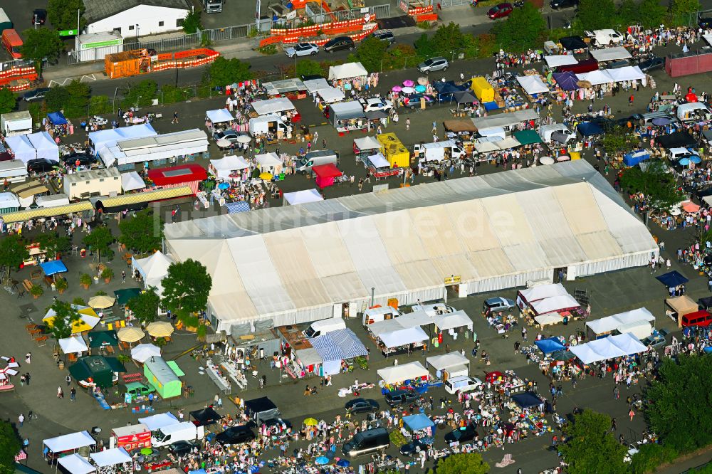 Luftbild Düsseldorf - Verkaufsstände und Besucher des Trödelmarktes und Flohmarktes im Ortsteil Bilk in Düsseldorf im Bundesland Nordrhein-Westfalen, Deutschland