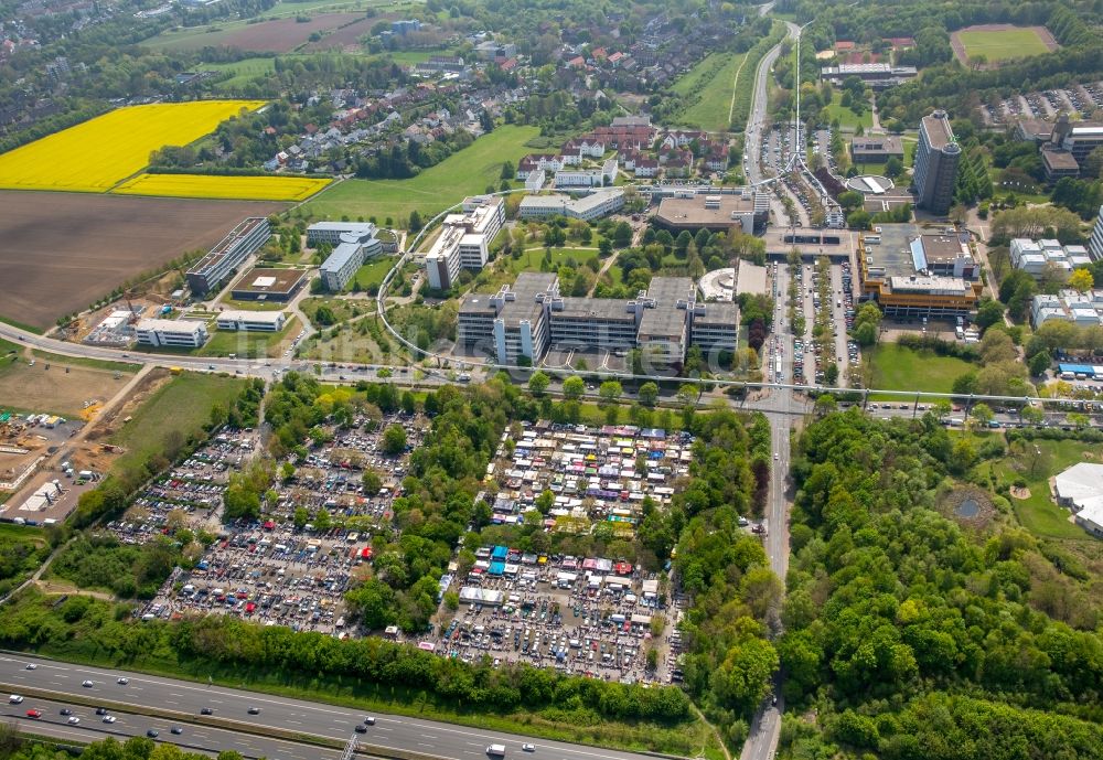 Dortmund aus der Vogelperspektive: Verkaufsstände und Besucher des Trödelmarktes und Flohmarktes auf dem Parkplatz an der Emil-Figge-Straße im Ortsteil Hombruch in Dortmund im Bundesland Nordrhein-Westfalen